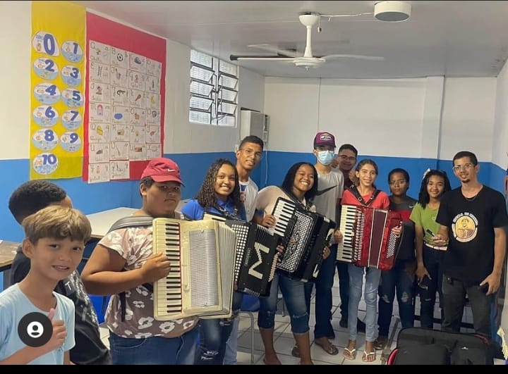 Estudantes ingaenses recebem aulas de acordeon